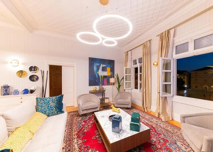 Castellano & فندق نافبليو